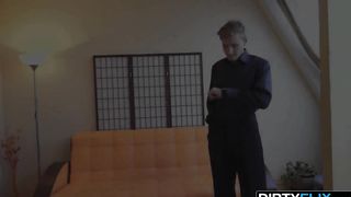 Babe Courtesan Knows Her Job